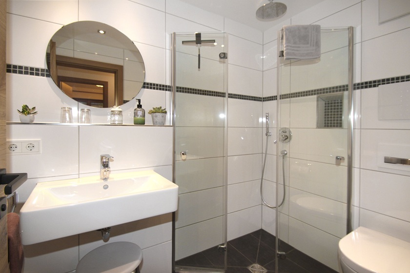 Barrierefreies Badezimmer mit Dusche